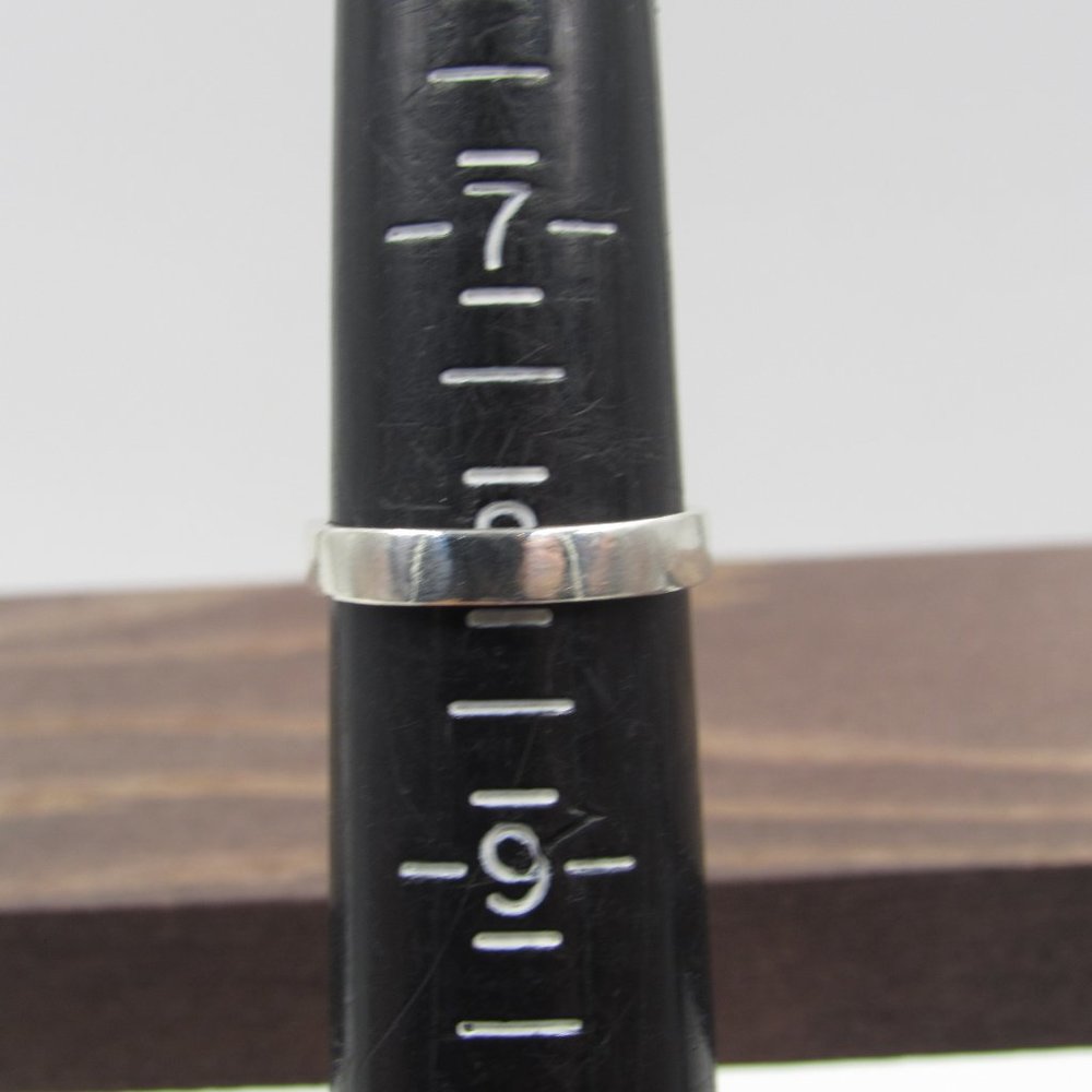 Size 8 Sterling Silver Unique Design Band Ring - Picture 5 of 7